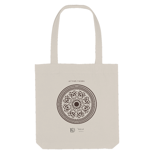 Wien Tragetasche Kanaldeckel Tote Bag
Trage Tasche
Tasche
Stofftasche
Kanaldeckel
Gullydeckel
Design
Kanaldeckel print
Kanaldeckel design
Back print
Discover
Tscover
Aufdruck
Stadt merch
Stadt
Tscover by create.studio
Tscover by create.
Manhole cover T'scover