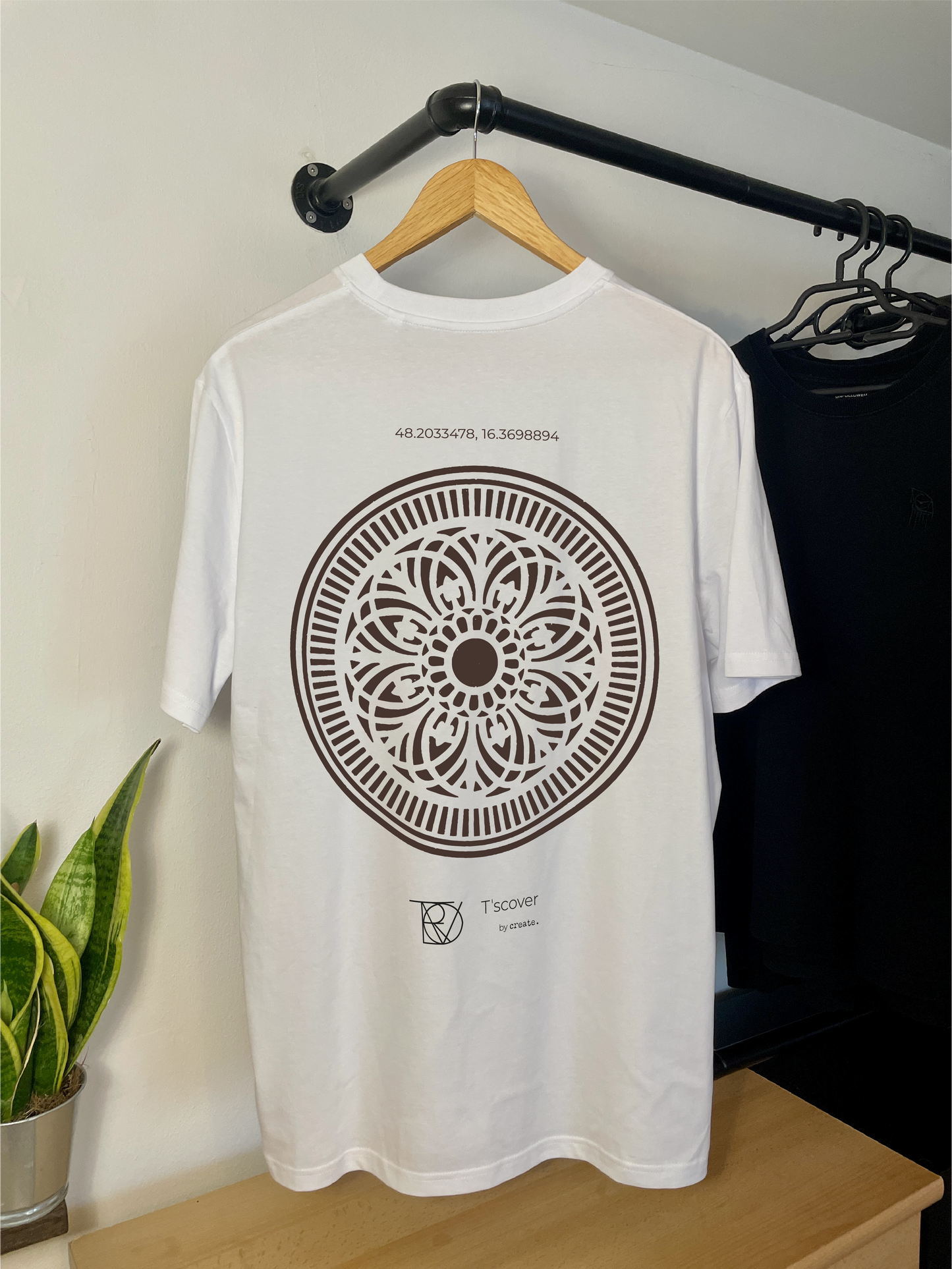 Print shirts
Printshirts
T shirts
Kanaldeckel
Gullydeckel
Design
Kanaldeckel print
Kanaldeckel design
Kanaldeckel printshirt
T shirt back print
Back print
Discover
Tscover
Aufdruck
Stadt merch
Stadt
Tscover by create.studio
Tscover by create.
Wien Vienna Austria Österreich Staatsoper
weiß white